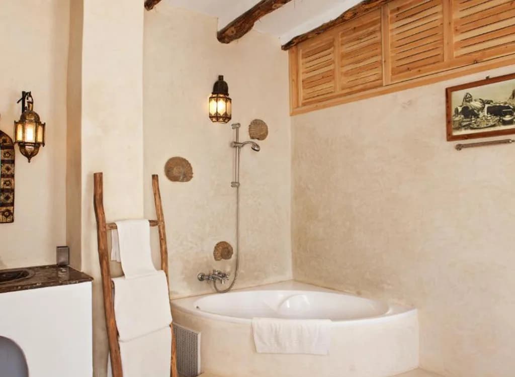 Chambre lumineuse du Riad Baladin dans la médina d’Essaouira