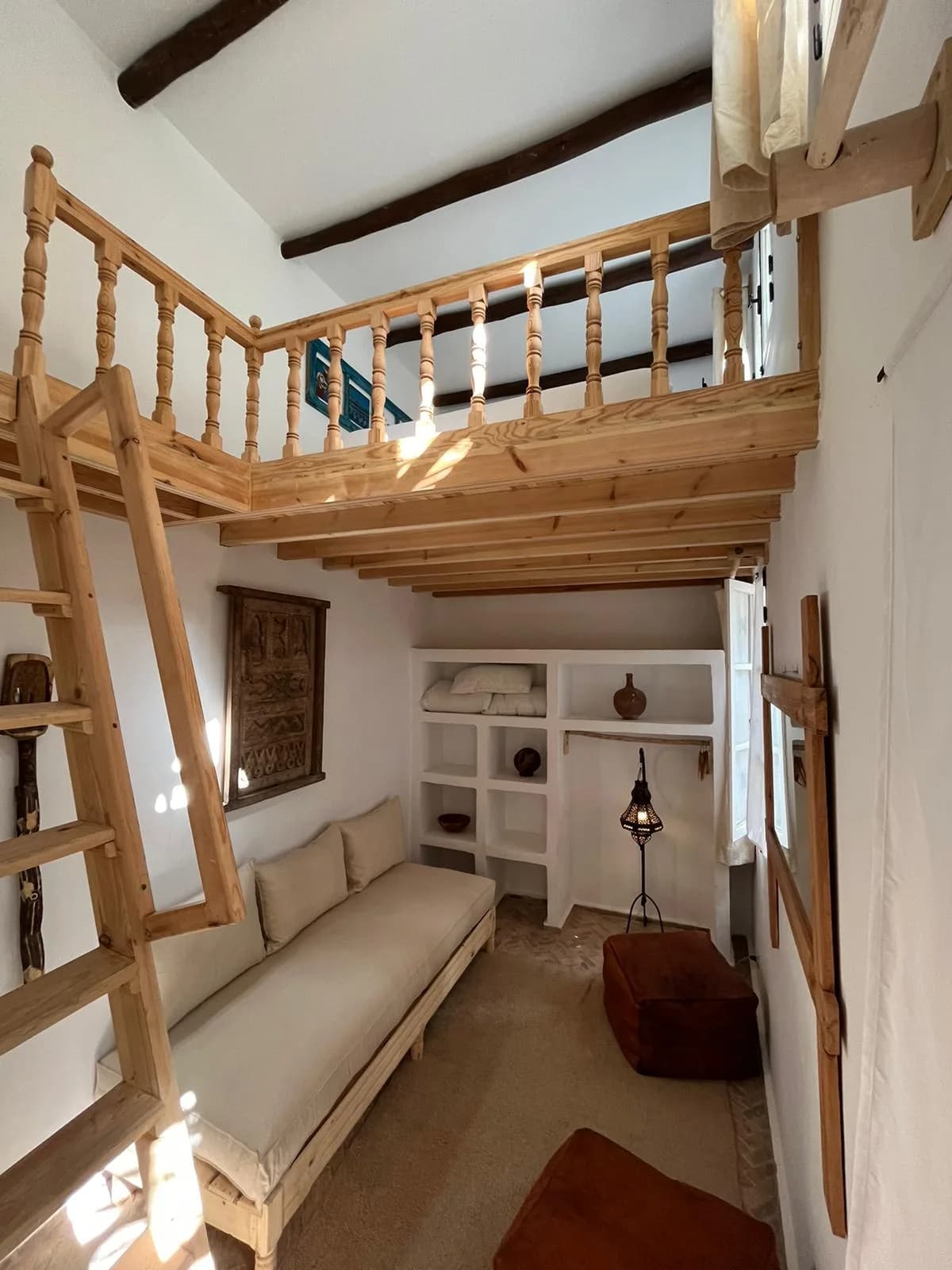 Chambre ciel du Riad Baladin à Essaouira, décor marocain et africain
