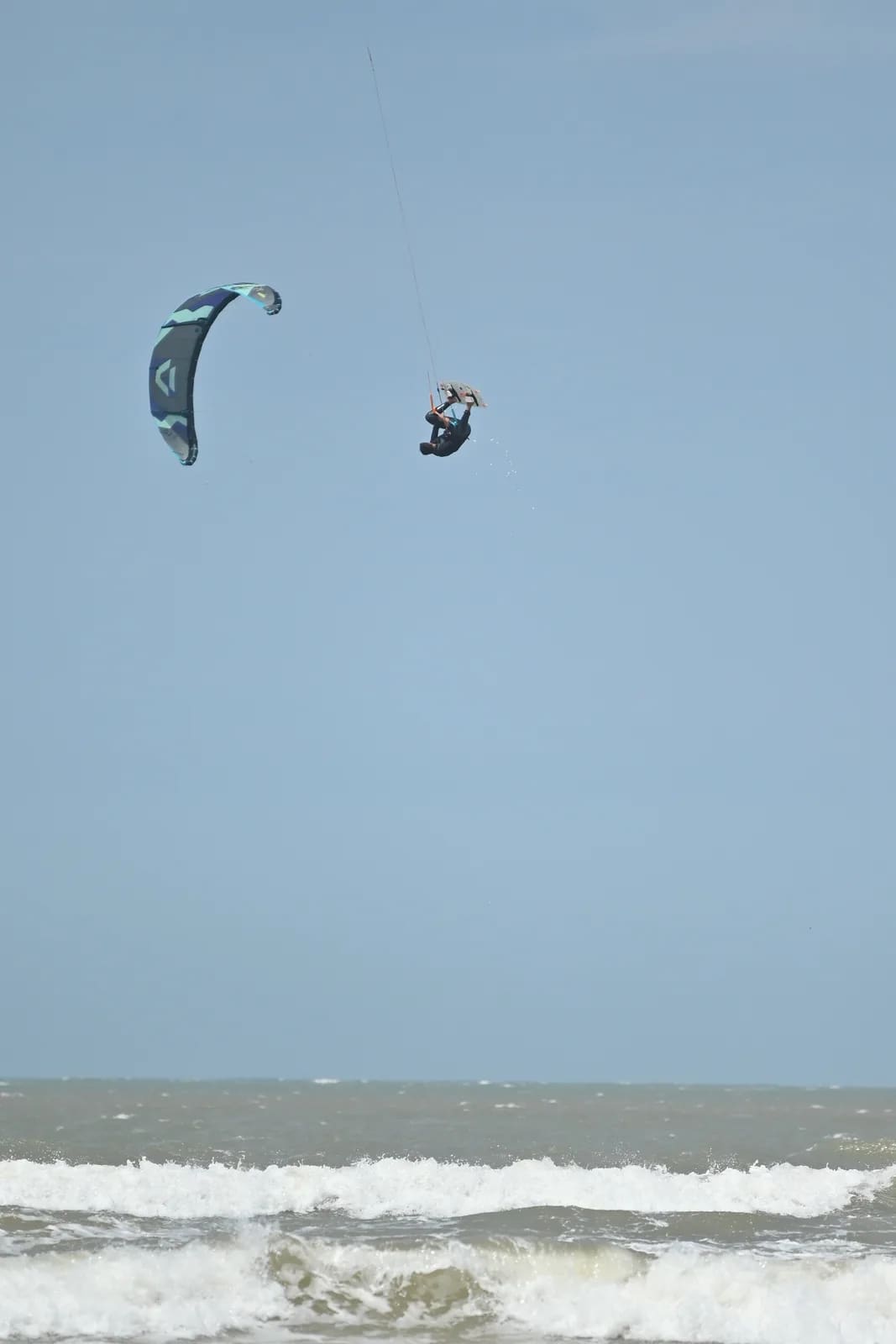 Envol en kitesurf freestyle sur la côte atlantique à Essaouira