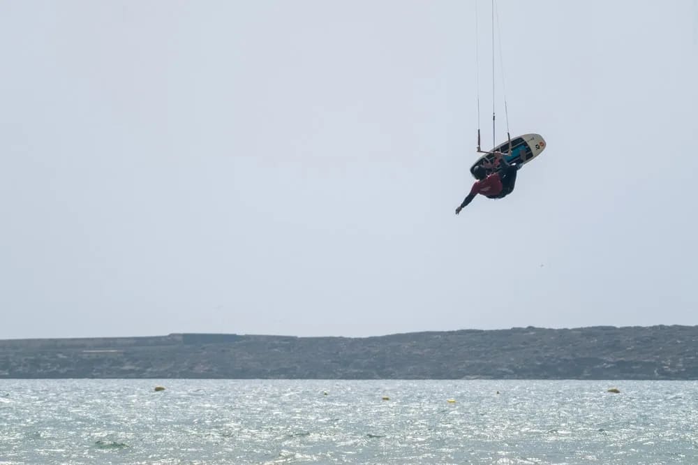 Figure aérienne en kitesurf freestyle à Essaouira — coaching kitesurf avancé