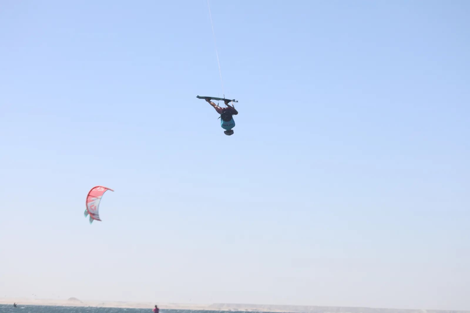Mohamed Achhibat, champion national de kitesurf du Maroc, en freestyle à Essaouira