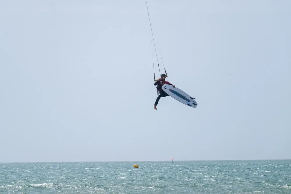 Session de kitesurf freestyle à Essaouira — coaching personnalisé avec un champion
