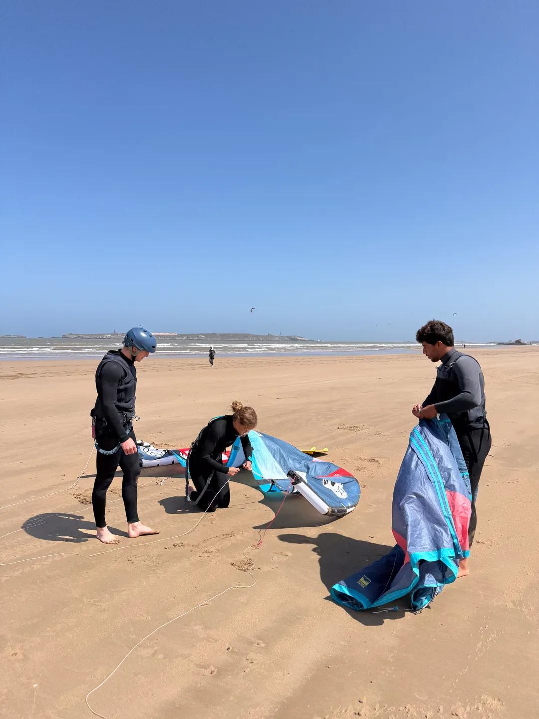 Kitesurf lesson in Essaouira — handling the kite on the sand with Windy Essaouira