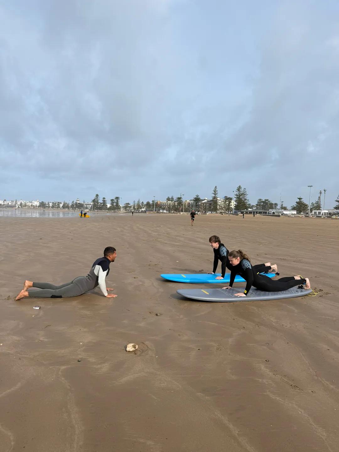 Surf lesson in Essaouira — pop-up technique on the beach with Windy Essaouira