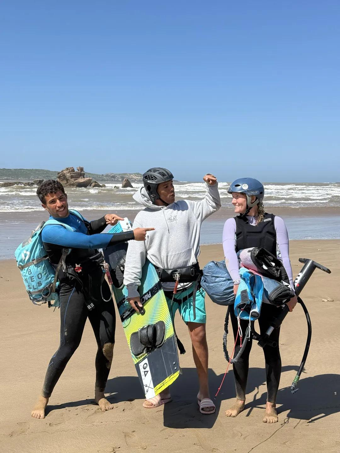 Kitesurf group in Essaouira — student and Windy Essaouira instructors on the beach with their gear