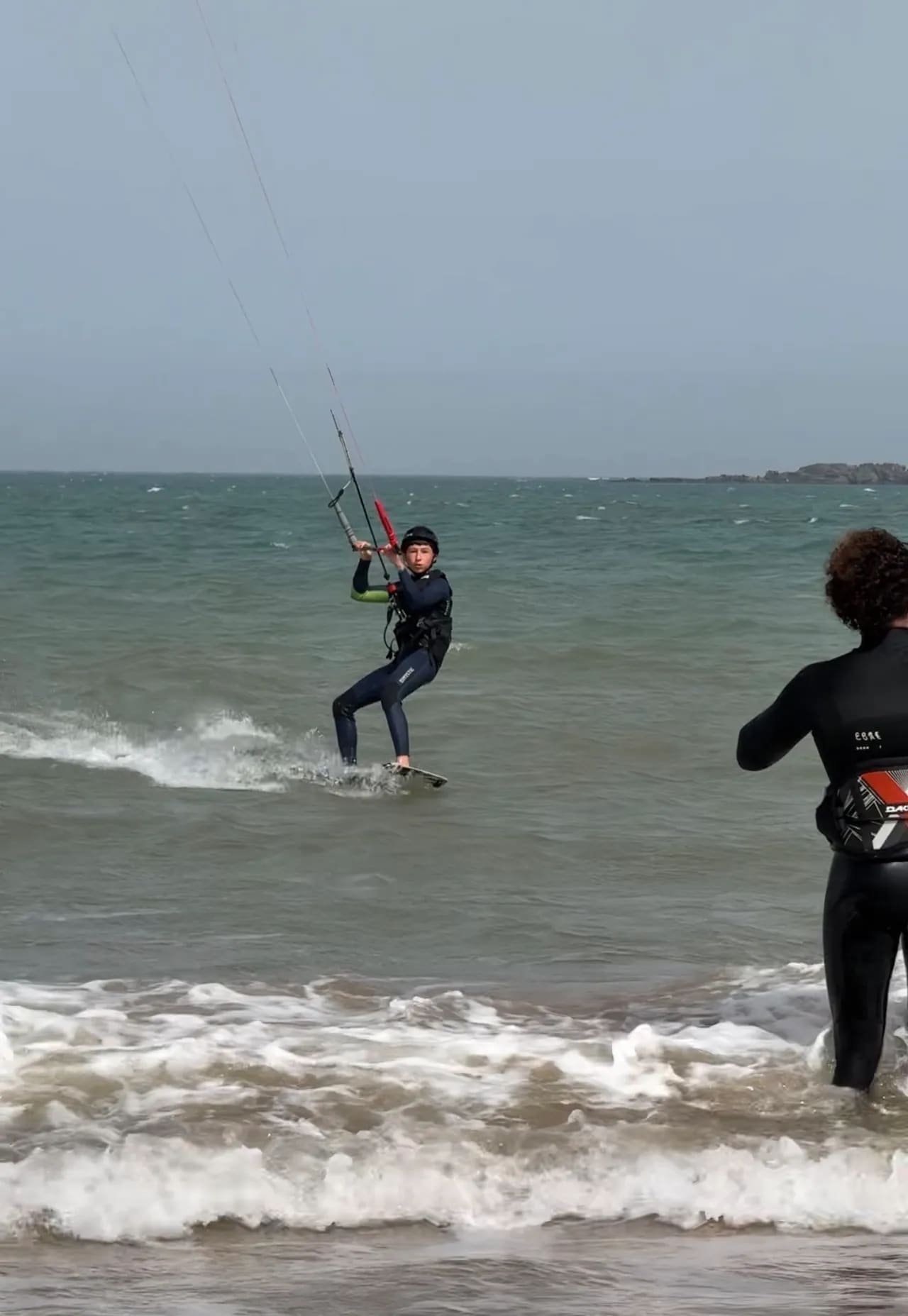 Cours de kitesurf à Diabat, Essaouira — jeune élève debout sur la planche et naviguant sur l'eau, moniteur qui observe, Windy Essaouira