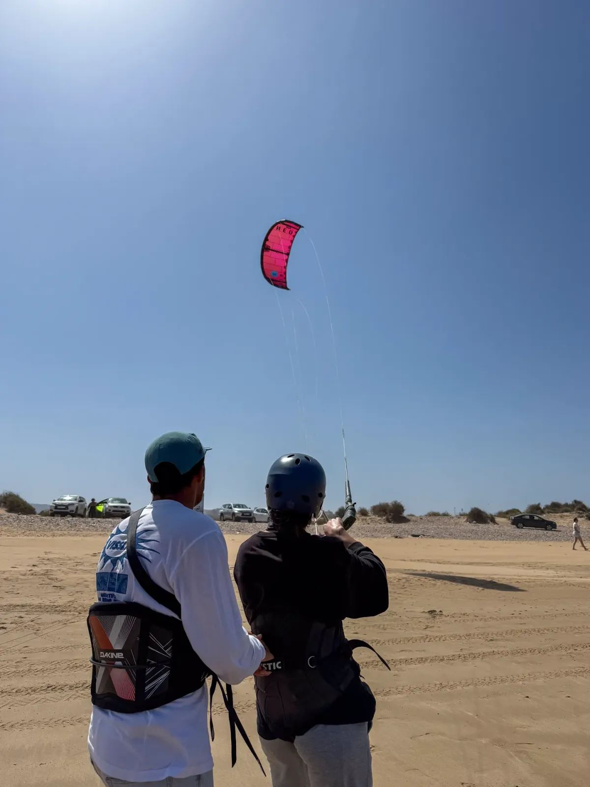 Élève en formation kitesurf sur la plage d'Essaouira — cours encadré par Mohamed Achhibat, moniteur IKO