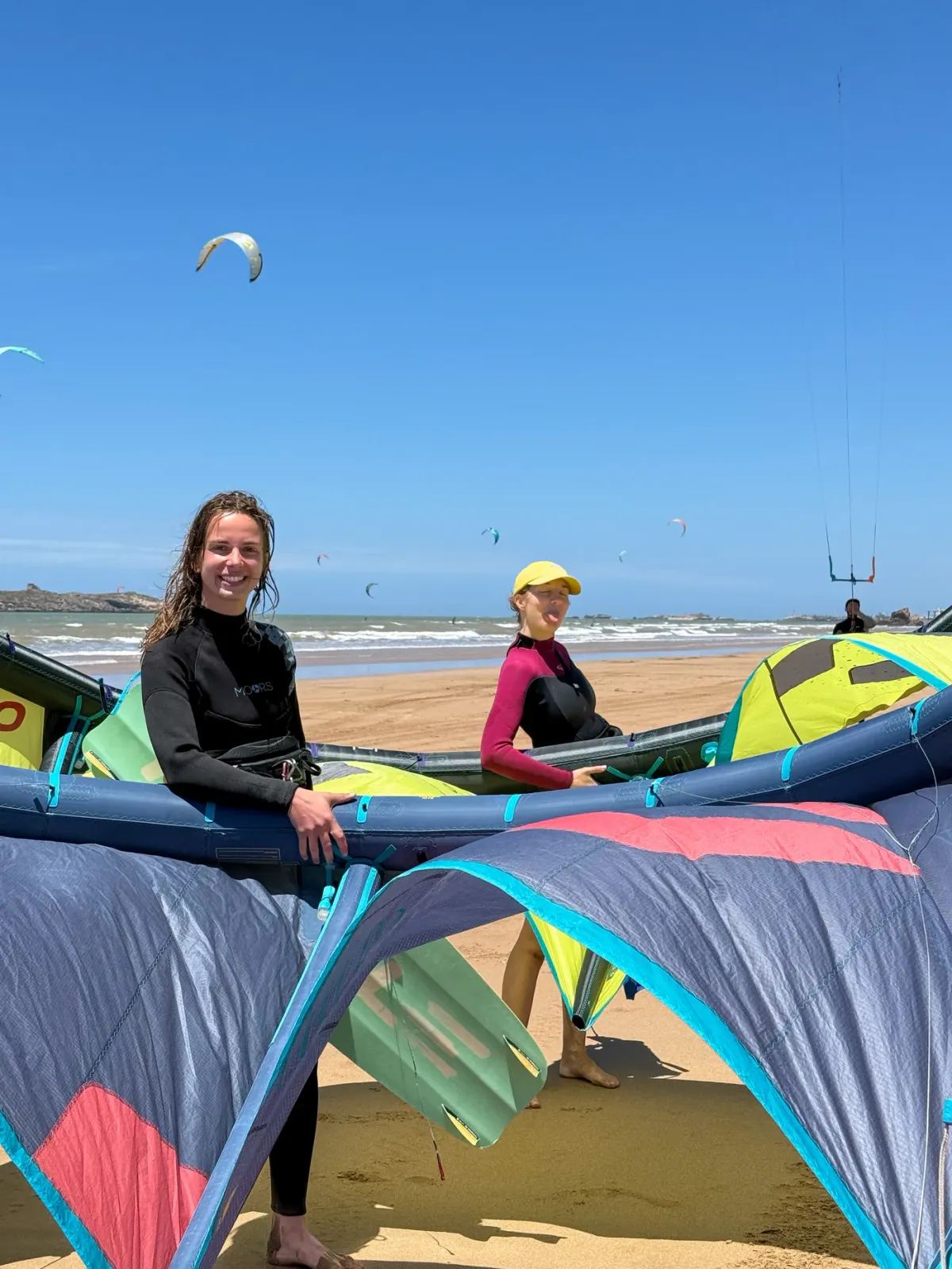 Cours de kitesurf à Essaouira — débutante en formation sur la plage de Diabat avec Windy Essaouira