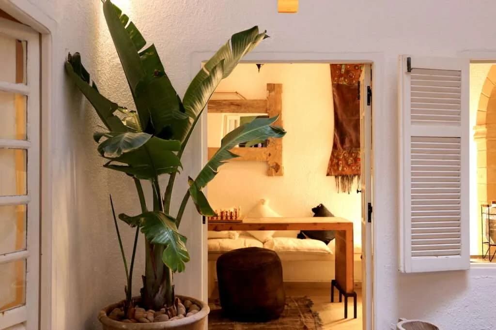Salon du Riad Baladin au cœur de la médina d’Essaouira — hébergement partenaire pour séjour kitesurf