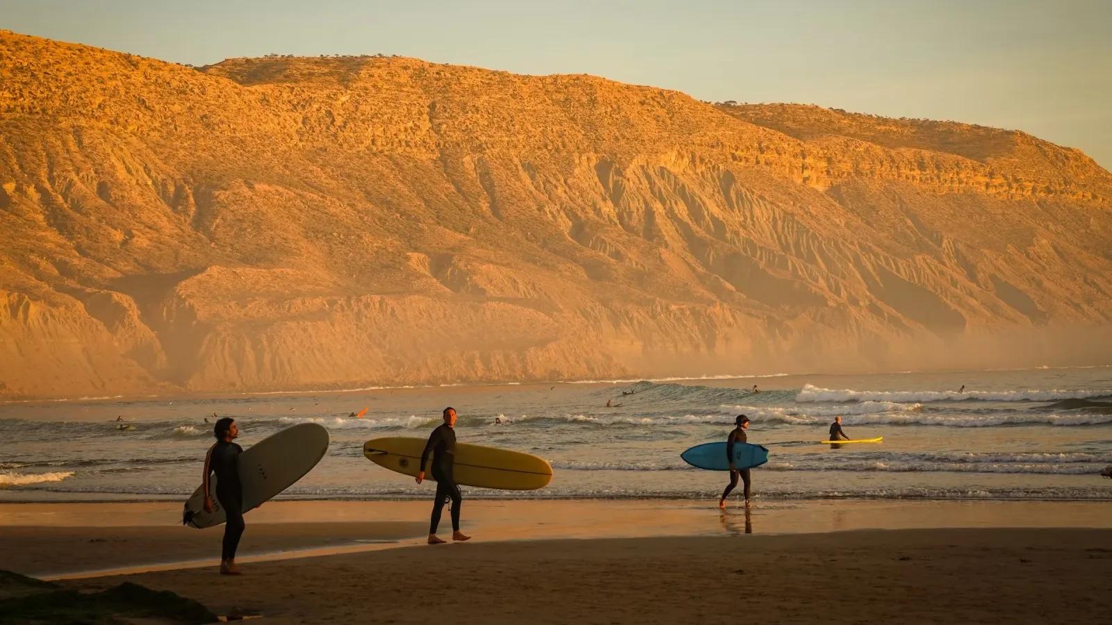 Surfeurs au coucher de soleil à Imsouane, surf trip depuis Essaouira Windy Essaouira