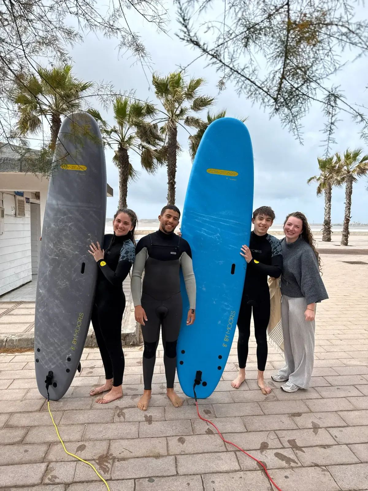 Moniteur de surf à Essaouira aidant un débutant à se lever sur la planche — école Windy Essaouira