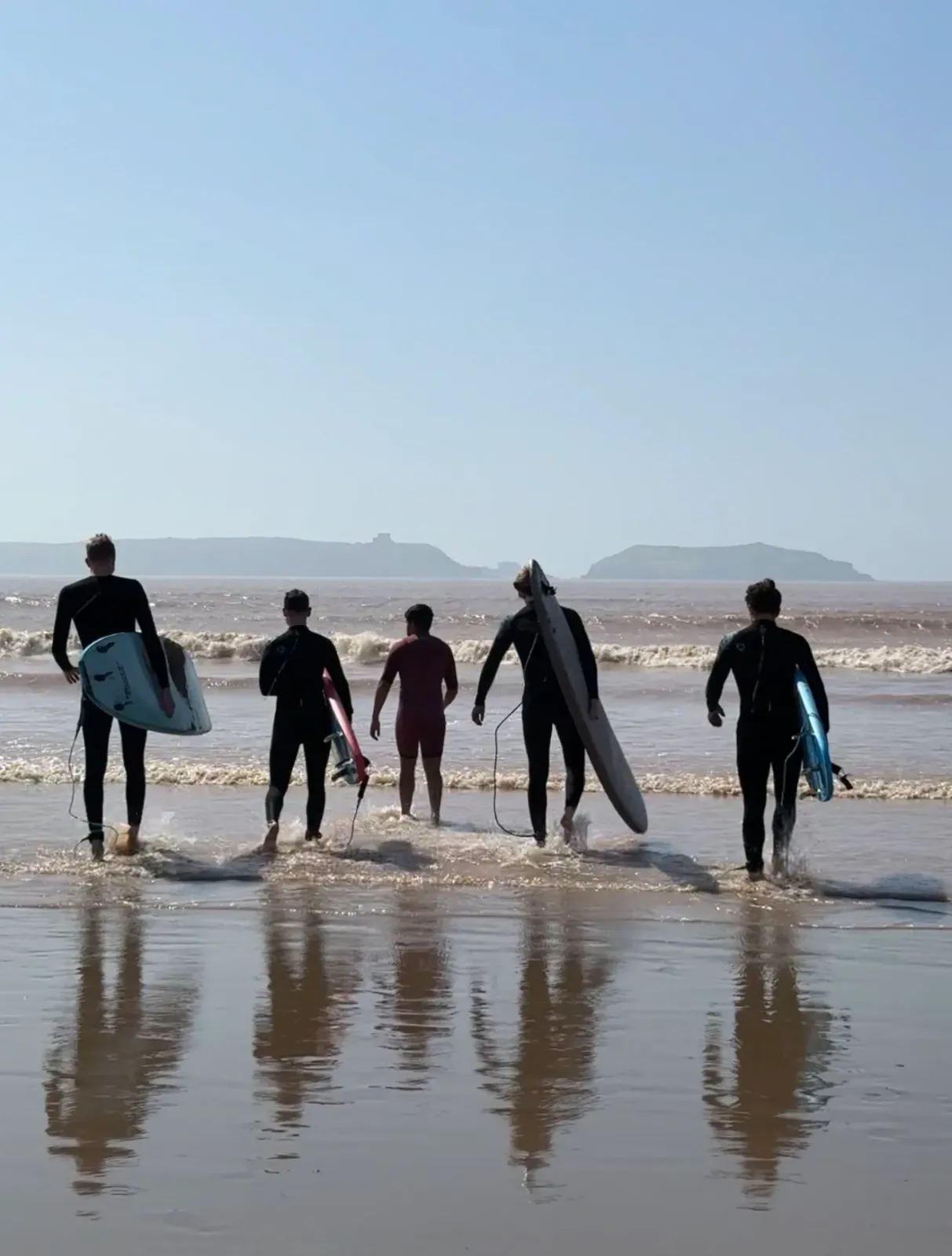 École de surf Windy Essaouira sur la plage — briefing avant l'entrée dans l'eau